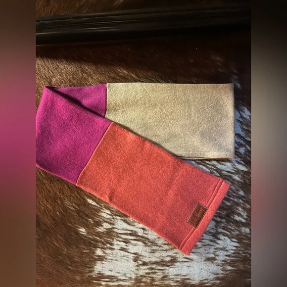 B.b. Sheep cashmere scarf. - Picture 2 of 5